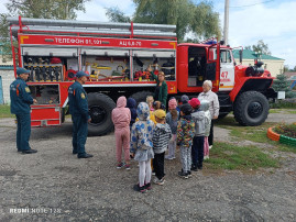 Встреча с пожарными в детском саду "Родничок" Встреча с пожарными в детском саду "Родничок".